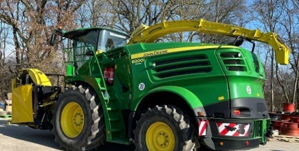 Силажокомбайн John Deere 8200i с приставки 460 Plus и 639 – надежден избор за професионалисти