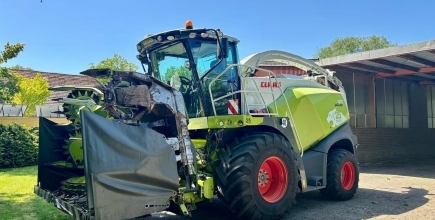 CLAAS JAGUAR 870 4WD с ORBIS 600 и PU 300: силажокомбайн от 585 к.с. за царевица и тревен силаж